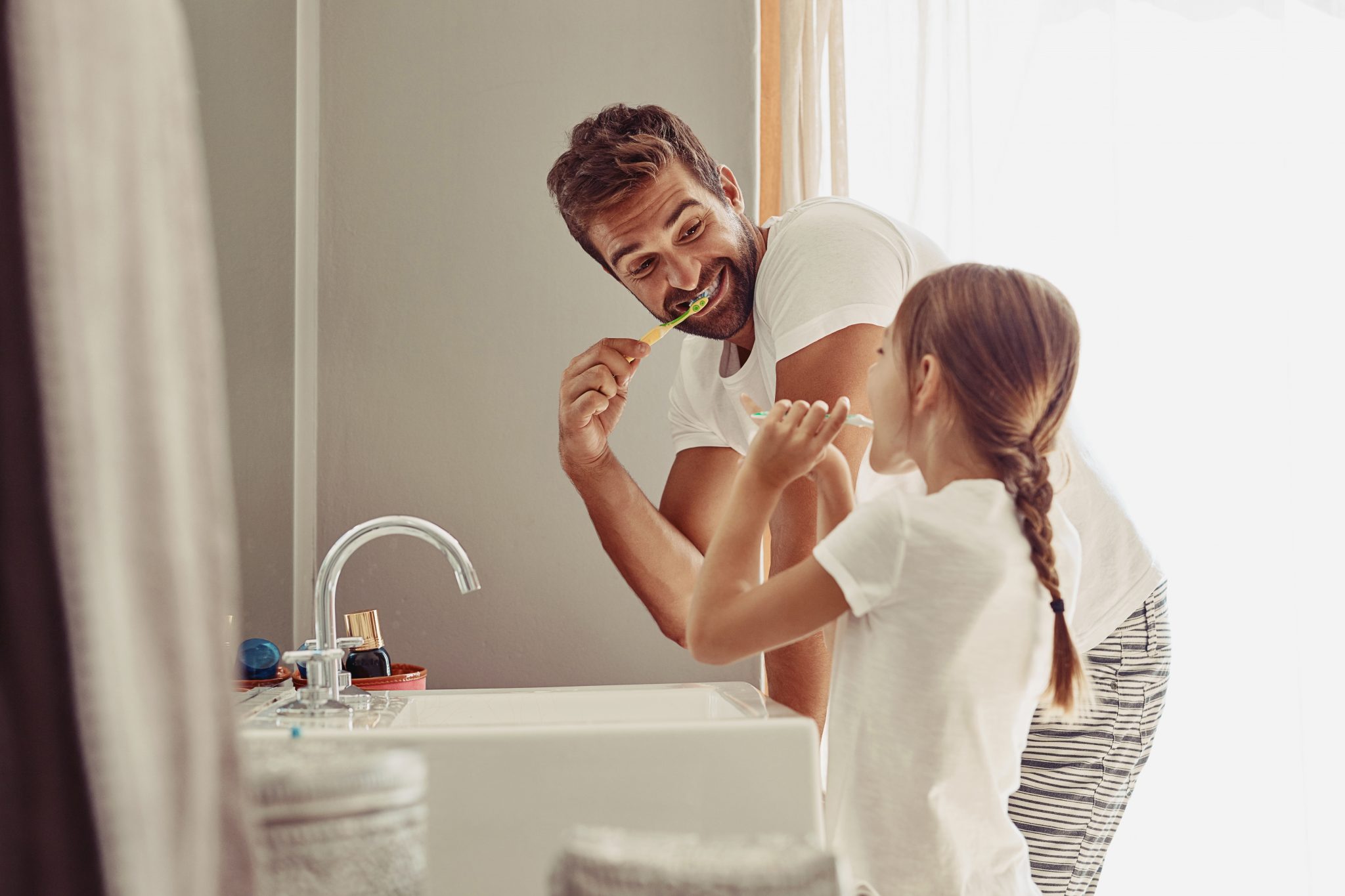 爸爸和女儿在刷牙