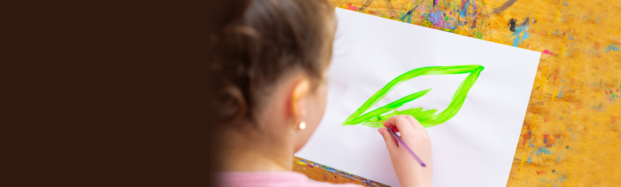 女孩在纸上画绿叶