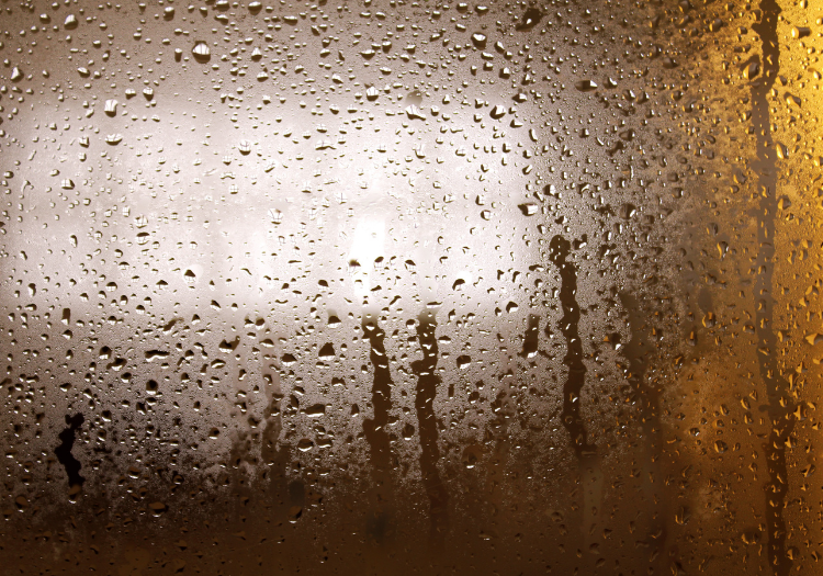 雨水打在窗户上