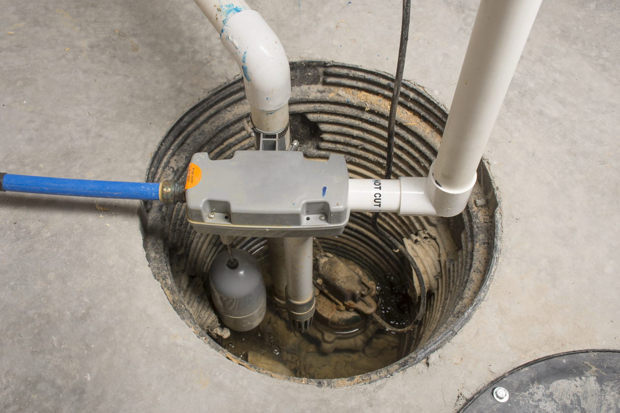 一个污水泵安装在一个家庭的地下室和一个水力备用系统。