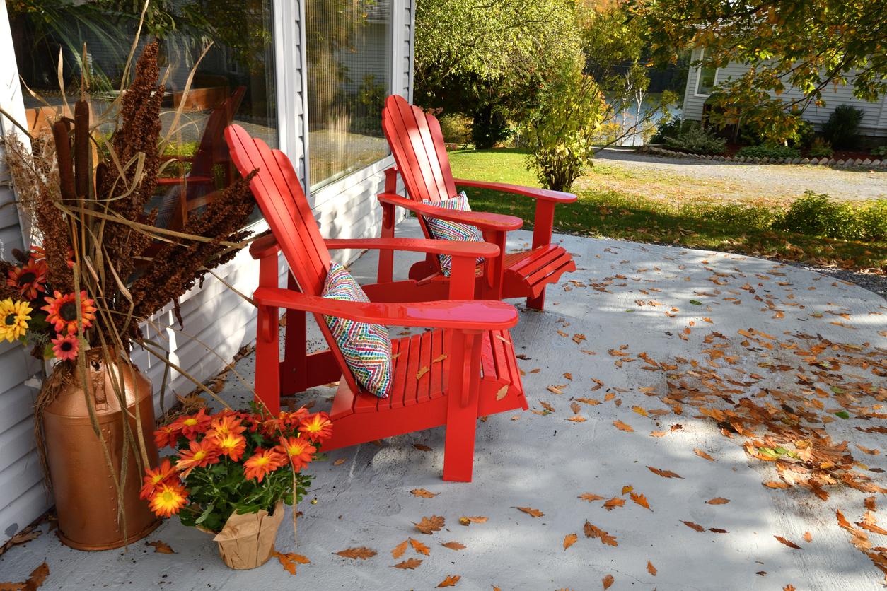 秋天露台上的两把红椅子(加拿大新不伦瑞克)